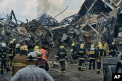 Petugas layanan darurat bekerja di lokasi bangunan yang hancur setelah serangan Rusia di Odesa, Ukraina, Kamis, 20 Juli 2023. Rusia menggempur kota-kota selatan Ukraina, termasuk kota pelabuhan Odesa, dengan drone dan rudal selama tiga malam berturut-turut. telah menghancurkan beberapa infrastruktur ekspor biji-bijian penting negara itu. (Foto: AP)