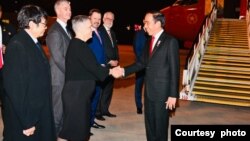 Presiden Joko Widodo mendarat di bandara internasional Sydney, Australia, Senin malam (3/7), disambut oleh sejumlah pejabat Australia dan Dubes RI di Canberra. (Courtesy: Setpres RI) 