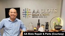 ເອັນເນັກ ຖ່າຍຮູບຢູ່ທີ່ບໍລິສັດຂອງລາວເອງ.