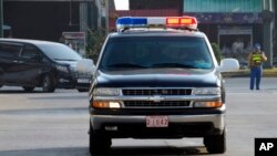 ក្បួន​រថយន្តរបស់​ប៉ូលិស​ដឹក​លោក កឹម សុខា អតីត​ប្រធាន​គណបក្ស​សង្គ្រោះជាតិ ទៅកាន់​តុលាការ​ឧទ្ធរណ៍ នៅរាជធានីភ្នំពេញ កាលពីថ្ងៃទី៣០ ខែមករា ឆ្នាំ២០២៤។ 