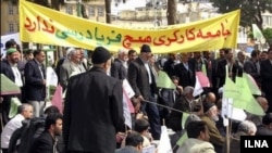 تجمع کارگران برای پیگیری مطالبات صنفی‌شان.