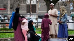 Sejumlah orang berkumpul setelah peristiwa penembakan saat acara halalbihalal Idulfitri di Philadelphia, Rabu, 10 April 2024. (Foto: Matt Rourke/AP Photo)