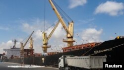 Kapal kargo curah berbendera Yunani Sea Champion berlabuh di pelabuhan Aden, Yaman, tempat kapal itu tiba setelah diserang di Laut Merah dalam serangan rudal yang tampaknya keliru oleh milisi Houthi, 21 Februari 2024. (REUTERS/Fawaz Salman)