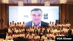 សិស្សនិស្សិតដែលបានចូលរួមក្នុងវេទិកា «ការទូតវប្បធម៌» និងវាគ្មិនថតរូបជុំគ្នាក្នុងវេទិកា ក្នុងរាជធានីភ្នំពេញ កាលពីថ្ងៃទី១៦ ខែវិច្ឆិកា ឆ្នាំ២០២៣។ (សើ ដាវី/វីអូអេ)