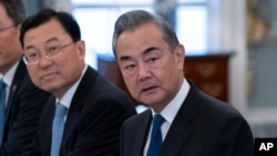 Menteri Luar Negeri China, Wang Yi (kanan), hadir dalam pertemuan bilateral dengan Menteri Luar Negeri AS Antony Blinken yang digelar di Departemen Luar Negeri AS di Washington, pada 27 Oktober 2023. (Foto: AP/Jose Luis Magana)