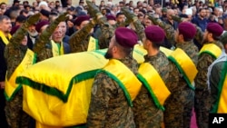 ນັກ​ລົບ​ຂອງ​ກຸ່ມ​ເຮັ​ສ​ໂບ​ລ​ລາ ຫ້ອມ​ລ້ອມ​ສົບ​ຂອງ Abbas Raad ລູກ​ຊາຍ​ຫົວ​ໜ້າ​ຂອງ​ກຸ່ມ​ເຮ​ັ​ສ​ໂບ​ລ​ລາ​ຢູ່​ໃນ​ສະ​ພາ Mohammed Raad ທີ່​ໄດ້​ເສຍ​ຊີ​ວິດ​ໃນ​ການ​ໂຈມ​ຕີ​ທາງ​ອາ​ກາ​ດ​ຂອງ​ອິ​ສ​ຣາ​ແອ​ລ ໃນ​ລະ​ຫວ່າງ​ພິ​ທິ​ສົ່ງ​ສະ​ການ​ທີ່​ເມືອງ Jbaa ປະ​ເທດ​ເລ​ບາ​ນອນ ເມື່ອ​ວັນ​ທີ 23 ພະ​ຈິກ 2023.