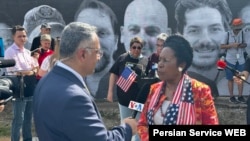 美国众议员希拉·杰克逊·李出席“让我们的家人回家运动”休斯敦壁画揭幕仪式时接受美国之音的采访。（2023年7月4日）