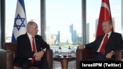 Presiden Turki Tayyip Erdogan (kanan) dan Perdana Menteri Israel Benjamin Netanyahu bertemu untuk pertama kalinya di sela Sidang Majelis Umum PBB di New York pada 20 September 2023. (Foto: Twitter/IsraeliPM)