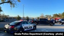 지난 23일 미국 플로리다주 오칼라의 한 쇼핑몰에서 발생한 총격 현장에 경찰이 출동해 있다.