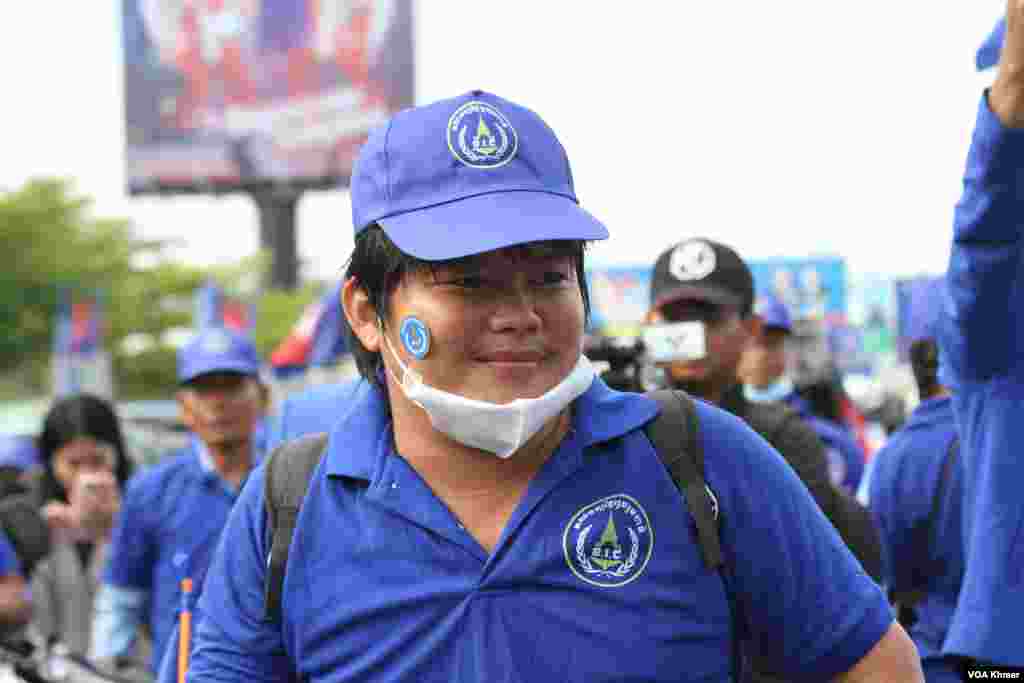 អ្នកគាំទ្រគណបក្ស​ខ្មែរ​រួប​រួម​ជាតិ​ជួបជុំ​គ្នា និងហែក្បូន​យុទ្ធនាការឃោសនាបោះឆ្តោតនៅរាជធានី​ភ្នំពេញ ថ្ងៃទី១ ខែកក្កដា ឆ្នាំ២០២៣ ដែលជាថ្ងៃ​ដំបូង​នៃ​យុទ្ធនាការ​ឃោសនា។(លាស់ លីបលីប/វីអូអេ)