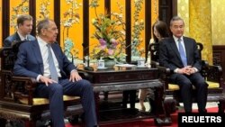 8일 세르게이 라브로프 러시아 외무장관이 중국 왕이 외교부장과 회담을 진행중이다.