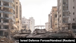 Tank-tank Israel merangsek ke Jalur Gaza di tengah operasi darat tentara Israel melawan Hamas, 12 November 2023. (Foto: via Reuters)