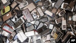 Komponen telepon seluler lama menjadi limbah elektronik yang berbahaya bagi lingkungan dan kesehatan (foto: ilustrasi). 