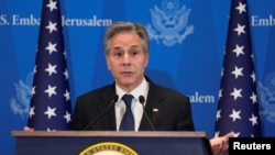 토니 블링컨 미 국무장관이 7일 이스라엘 텔아비브 시내 미 대사관 시설에서 기자회견하고 있다.