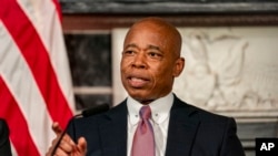 에릭 애덤스 미국 뉴욕 시장이 지난 12일 기자회견하고 있다. (자료사진)