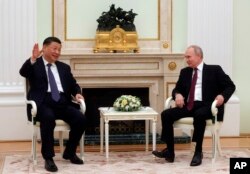 រូបឯកសារ៖ ប្រធានាធិបតីចិនលោក Xi Jinping និងប្រធានាធិបតី​រុស្ស៊ីលោក Vladimir Putin ពិភាក្សា​នៅក្នុង​កិច្ច​ប្រជុំ​មួយ នៅវិមានក្រឹមឡាំង ទីក្រុងមូស្គូ ប្រទេសរុស្ស៊ី កាលពីថ្ងៃទី២០ ខែមីនា ឆ្នាំ២០២៣។ (Sputnik, Kremlin Pool Photo via AP)