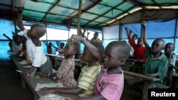 Bana bake bakima bitumba na kelasi moko na Bunia, Ituri, 26 sanza ya mibale 2005.