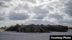 美国海军陆战队照片显示，在“利刃24”双边指挥所演练期间，美国海军陆战队员在日本汉森营从一出作战行动中心执行指控与控制任务。(2024年2月8日)