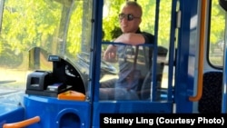 凌茂思驾驶巴士自得其乐 (图片来源：受访者提供)