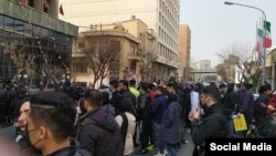 تجمع اعتراضی متقاضیان خودرو در مقابل وزارت صنعت، معدن و تجارت