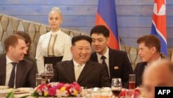Pemimpin Korea Utara Kim Jong Un (tengah) berbincang dengan Menteri Sumber Daya Alam dan Lingkungan Hidup Rusia Alexander Kozlov (kiri) di Vladivostok, wilayah Primorsky. (Foto: KCNA via KNS/AFP)