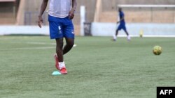 Le gazon synthétique est très prisé des fans sénégalais du ballon rond.