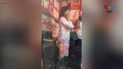 د پنجاب صوبې په لاهور ښار کې پولیسو هغه ښځه له یو شمېر قهر جنو خلکو نه ساتلې په چا چې دا تور لګول شوی و چې په جامو يې د قران ټکي لیکل شوي
