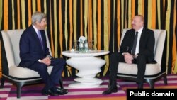 İlham Əliyev və Con Kerri (Mənbə: Prezident Administrasiyası)