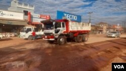 ທາງເສັ້ນນຶ່ງທີ່ເປ່ເພ ແລະຍັງບໍ່ທັນໄດ້ຮັບການສ້ອມແປງເທື່ອ ຊຶ່ງການສັນຈອນກໍເຫັນໄດ້ວ່າ ຍາກລຳບາງ.