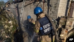 Vatrogasci gase požar nakon ruskog raketnog napada u Konstantinovki, region Donjecka, Ukrajina, 27. septembra 2023.