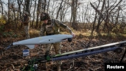 უკრაინელი ჯარისკაცი დრონს გასაშვებად ამზადებს. უკრაინა, 30 ოქტომბერი, 2023 წ.