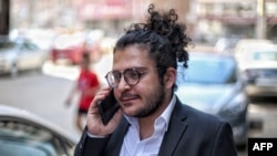 Peneliti Italia-Mesir Patrick Zaki tiba di gedung pengadilan di kota delta Nil utara Mesir, Mansoura, untuk sidang dengar pendapat pada 21 Juni 2022. (Foto: AFP)