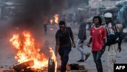 Wafuasi wa upinzani wakikusanya mawe na matairi wakati wakipambana na maafisa wa polisi katika eneo la Mathare, jijini Nairobi tarehe 27 Machi, 2023. Picha na Luis Tato / AFP.