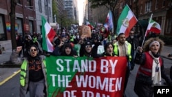 资料照片：玛莎·阿米尼 （Mahsa Amini） 在警方拘留期间死亡后，在纽约市2022年11月19日的一次集会上，抗议者呼吁联合国采取行动反对伊朗妇女遭受的待遇。（法新社照片）