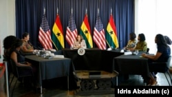 Wakil Presiden AS Kamala Harris Bertemu dengan para wanite pengusaha di Ghana, hari Rabu (29/3). 