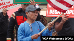 ក្រុម​ម៉ុងតាញ៉ា​អាមេរិកាំង​ធ្វើ​បាតុកម្មក្នុង​រដ្ឋធានី​វ៉ាស៊ីនតោន​ដើម្បី​តវ៉ា​ចំពោះ​ការ​បង្ក្រាប​របស់​អាជ្ញាធរ​វៀតណាម​ទៅ​លើ​ក្រុម​កុលសម្ព័ន្ធ​នេះ កាល​ពី​ថ្ងៃ​ទី​១០ ខែ​កក្កដា ឆ្នាំ​២០២៣។ (វីអូអេ​ភាសា​វៀតណាម)