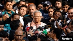 Ekonom penerima Hadiah Nobel, Muhammad Yunus, memberi keterangan pers setelah divonis hukuman penjara enam bulan atas pelanggaran undang-undang ketenagakerjaan, 1 Januari 2024. (Foto: Mohammad Ponir Hossain/Reuters)