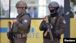 Pripadnici Policije Kosova stražare tokom sprovođenja jednog od uhapšenih nakon oružanog incidenta na sjeveru Kosova, u Prištini, 26. septembra 2023.