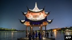 游客在中国杭州举办第19届亚运会前游览西湖。（2023年9月18日）