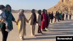 Urmiyə gölündə insan zənciri