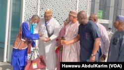 Wasu Maniyyata Aikin Hajjin GHana Na Karbar Takardu