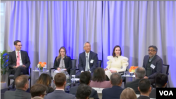 15일 미국평화연구소가 주최한 ‘인도태평양 전략 발표 2주년’ 토론회에 미라 랩 후퍼 백악관 국가안보회의(NSC) 동아시아·오세아니아 담당 선임국장(오른쪽 두 번째)과 카밀 도슨 국무부 동아시아태평양 담당 부차관보(왼쪽 두 번째) 등이 참석했다. (사진=미국평화연구소)