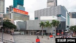 香港有大厦以LED灯墙展示庆回归标语 （邓凯欣拍摄）