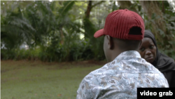 លោក Francis Mugisha អ្នកជំនាញផ្នែកព័ត៌មានវិទ្យាម្នាក់ក្នុងអ៊ូហ្កង់ដា ដែលបានជាប់ឃុំក្នុងអគារសម្រាប់សកម្មភាពឆបោក នៅប្រទេសមីយ៉ាន់ម៉ា។ (Video Screenshot)