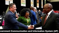 Le chef de l'Alliance démocratique John Steenhuisen (à g.) et le président Cyril Ramaphosa (à dr.) au Parlement sud-africain.