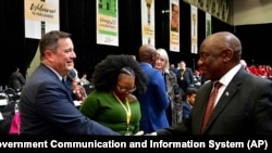 ፕረዚደንት ደቡብ ኣፍሪቃ ሲርያል ራማፎዛ ንመራሒ ተቓወምቲ ደሞክራቲክ ኣላያንስ ጆን ስቲንሁሰን ኣብ እዋን ምርጫ ኣባላት ካቢነ ሰላም እንዳበለ ዝተወስደ 14 ሰነ 2024 