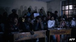 Les opérations de vote se sont poursuivies dans ces bureaux jusque très tard dans la nuit, voire jusque dans la matinée, avant que des agents épuisés ne procèdent au dépouillement.