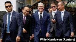 CEO Apple Tim Cook didampingi Menteri Komunikasi dan Informatika Budi Arie Setiadi dan Menteri Perindustrian Agus Gumiwang Kartasasmita di Istana Kepresidenan Jakarta, 17 April 2024. (Foto: REUTERS/Willy Kurniawan)