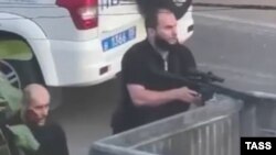 დერბენტის ცენტრი, ტერორისტები პოლიციელებს ავტომატური იარაღიდან ცხრილავენ