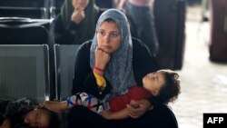 Le directeur du point de passage côté palestinien, a indiqué qu'une centaine de blessés et 400 étrangers et binationaux devraient traverser le poste-frontière jeudi.